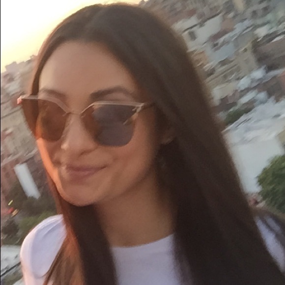 Meet your Posher, Andrea - Picture 2 of 2